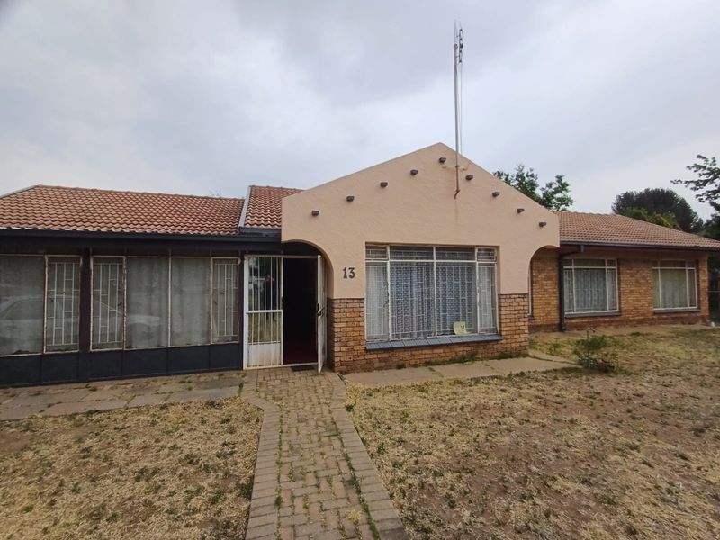 Spacious Family Home in Flimieda, Klerksdorp – Great Potential - Photo 2