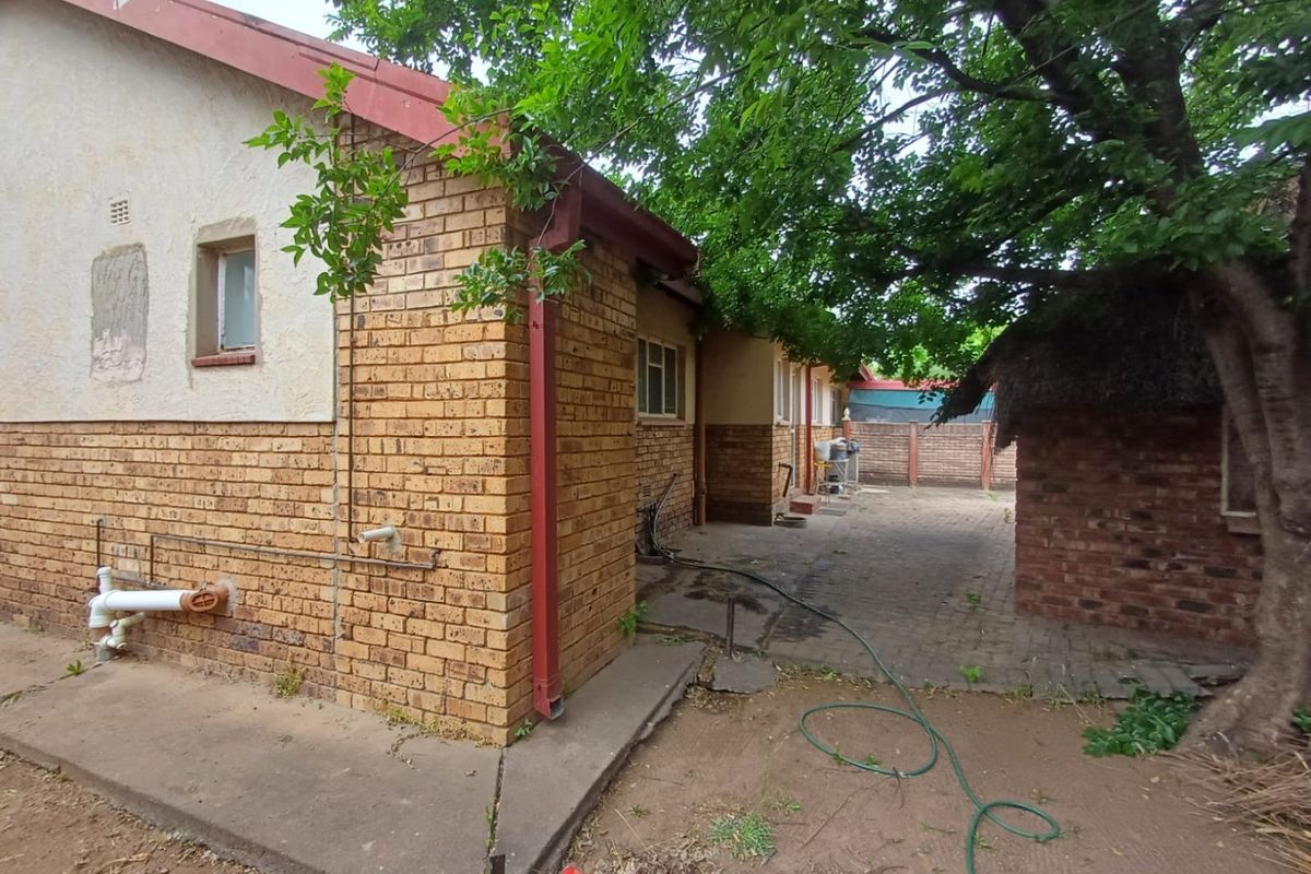 Spacious Family Home in Flimieda, Klerksdorp – Great Potential - Photo 4
