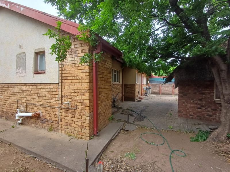 Spacious Family Home in Flimieda, Klerksdorp – Great Potential - Photo 4