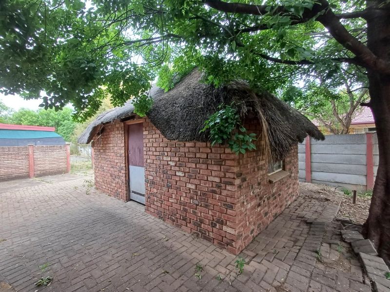 Spacious Family Home in Flimieda, Klerksdorp – Great Potential - Photo 7