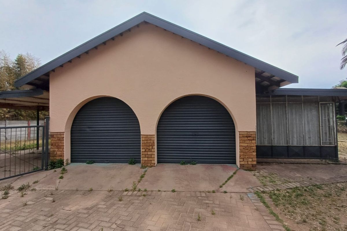 Spacious Family Home in Flimieda, Klerksdorp – Great Potential - Photo 3