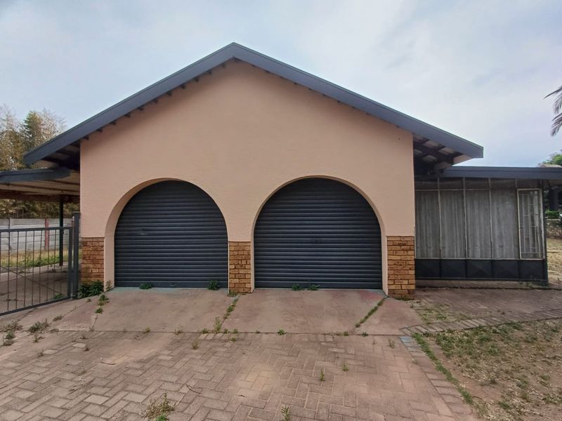 Spacious Family Home in Flimieda, Klerksdorp – Great Potential - Photo 3