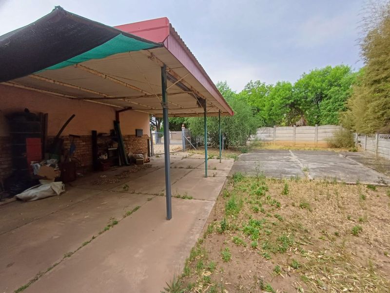 Spacious Family Home in Flimieda, Klerksdorp – Great Potential - Photo 6