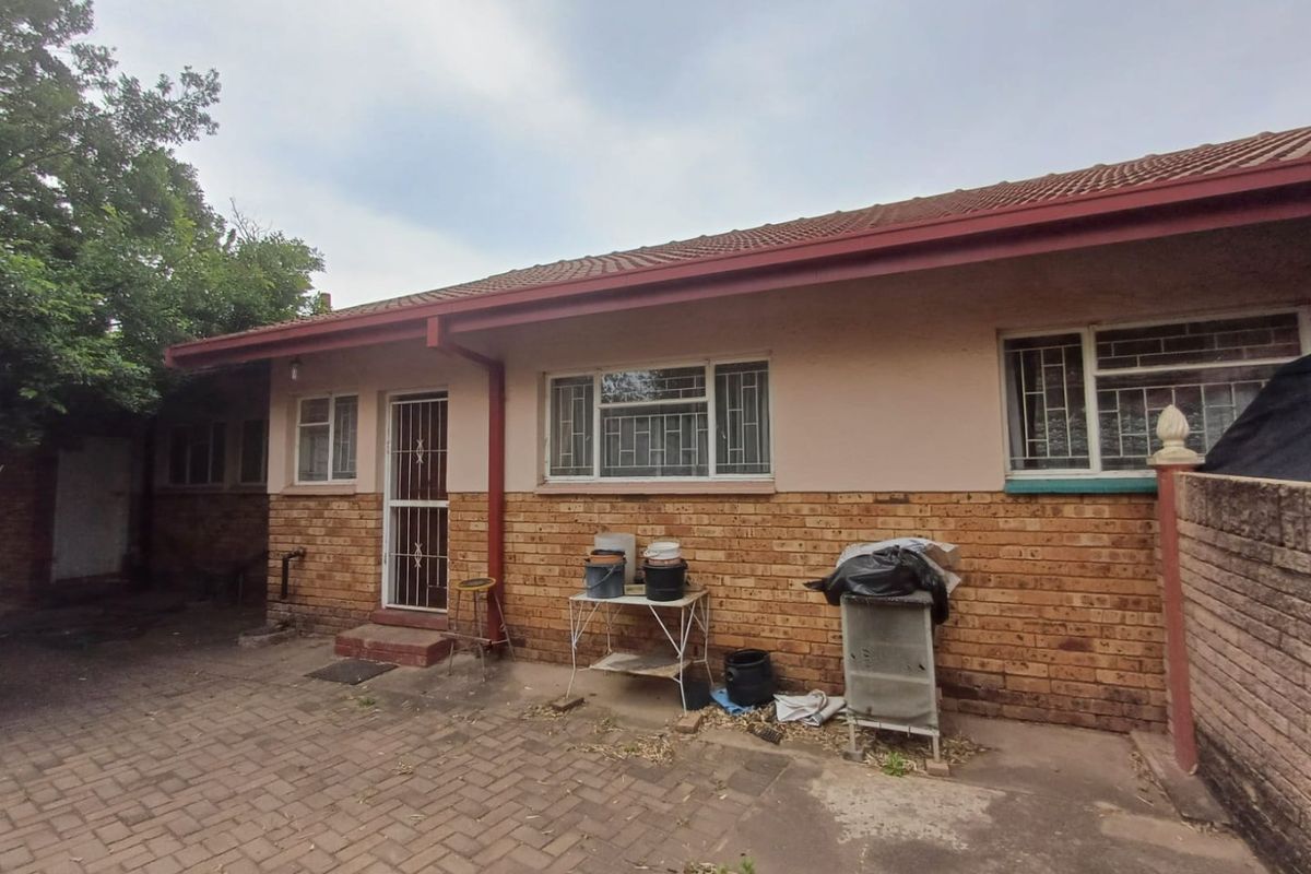 Spacious Family Home in Flimieda, Klerksdorp – Great Potential - Photo 5