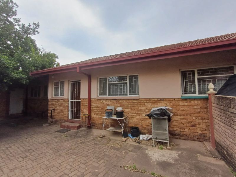 Spacious Family Home in Flimieda, Klerksdorp – Great Potential - Photo 5