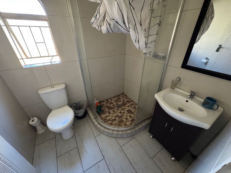 Spacious Family Home with Modern Comforts - Photo 4