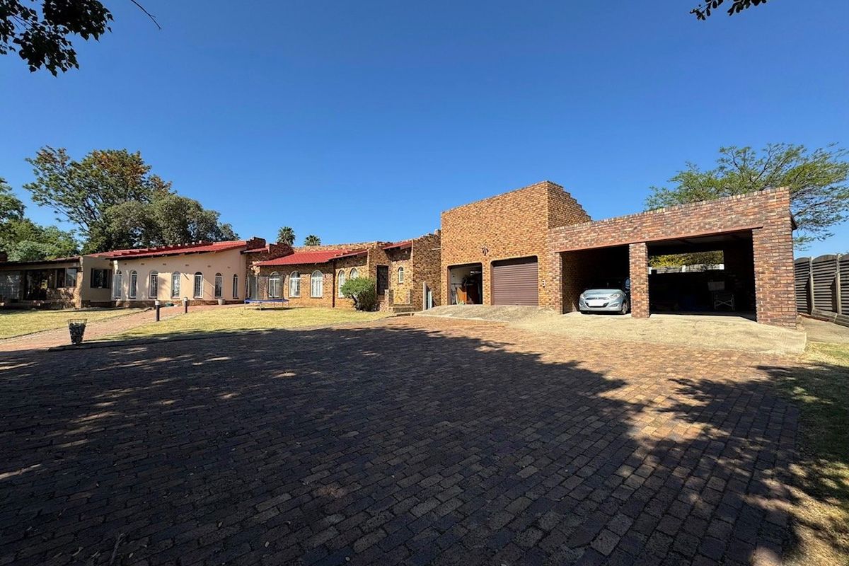 Spacious Family Home with Modern Comforts - Photo 2