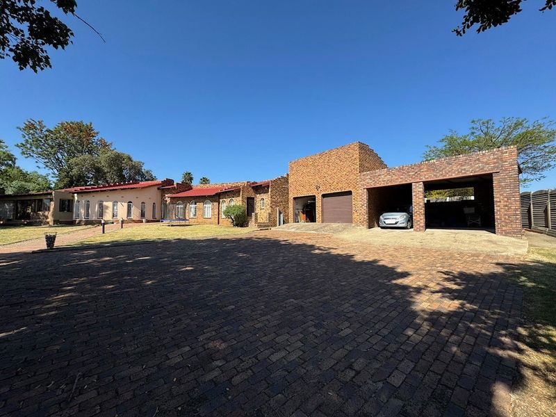 Spacious Family Home with Modern Comforts - Photo 2