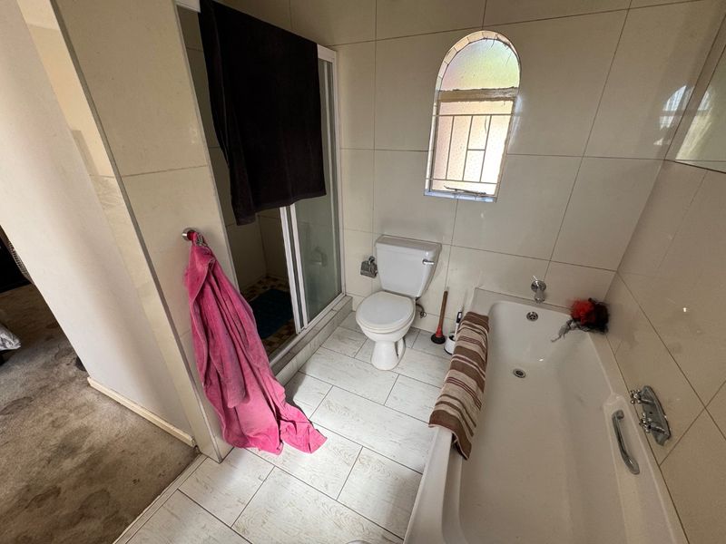 Spacious Family Home with Modern Comforts - Photo 10