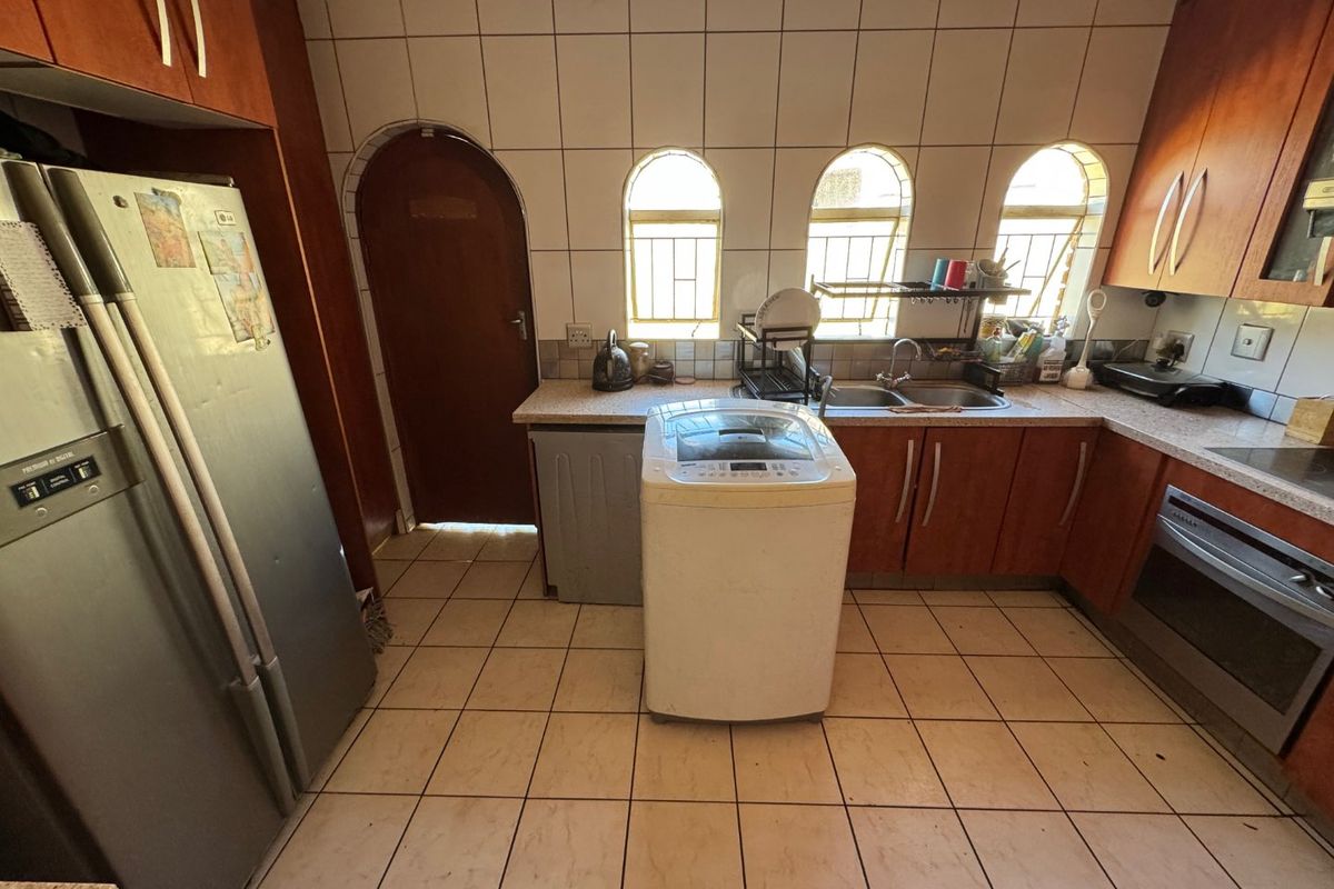 Spacious Family Home with Modern Comforts - Photo 3