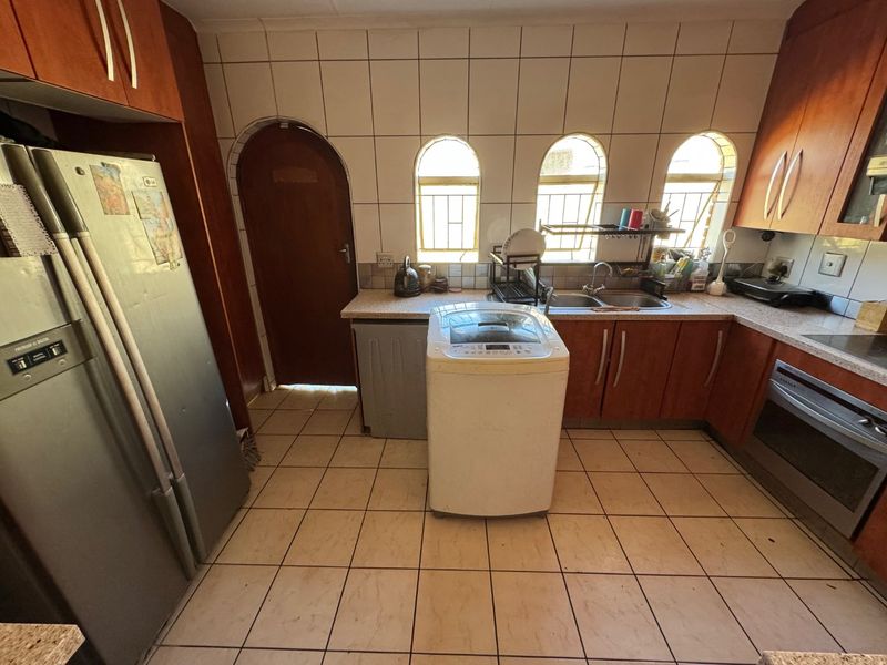 Spacious Family Home with Modern Comforts - Photo 3