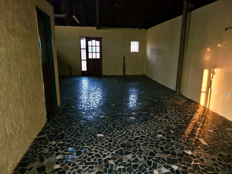 Spacious Thatch Home with Extensive Parking – Terenure, Kempton Park. - Photo 4