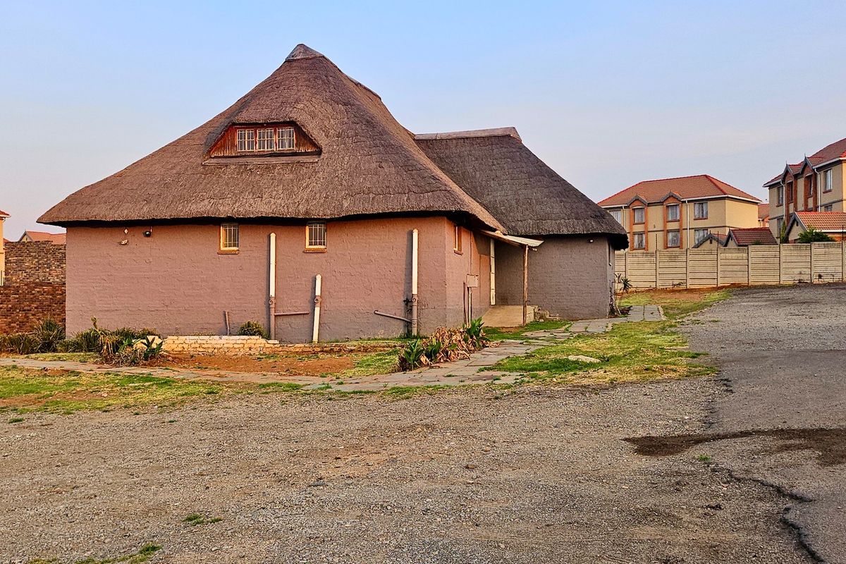 Spacious Thatch Home with Extensive Parking – Terenure, Kempton Park. - Photo 3