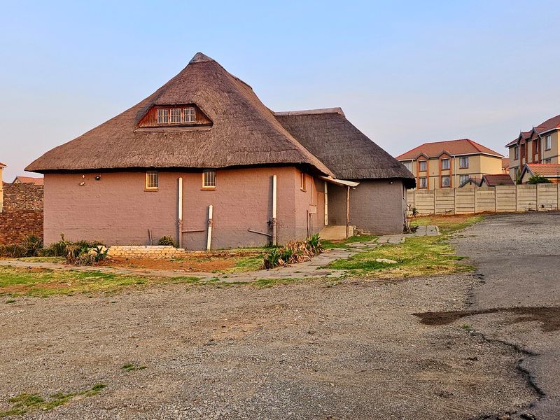 Spacious Thatch Home with Extensive Parking – Terenure, Kempton Park. - Photo 3