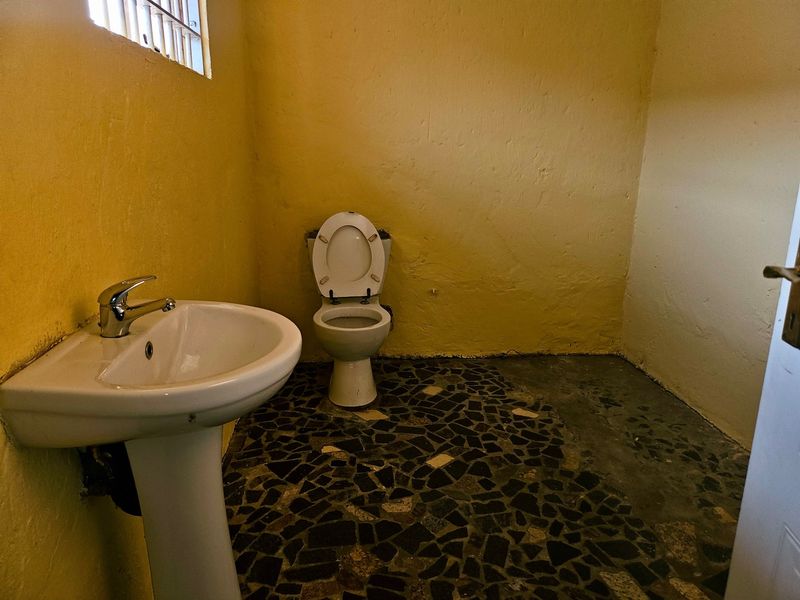 Spacious Thatch Home with Extensive Parking – Terenure, Kempton Park. - Photo 10