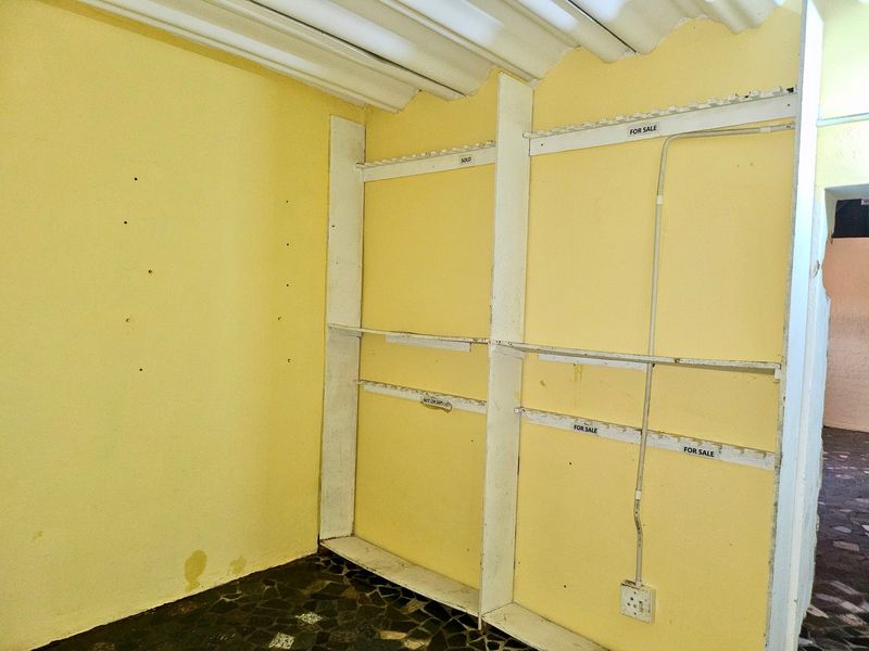 Spacious Thatch Home with Extensive Parking – Terenure, Kempton Park. - Photo 9