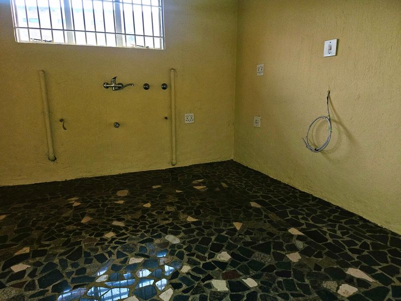 Spacious Thatch Home with Extensive Parking – Terenure, Kempton Park. - Photo 8