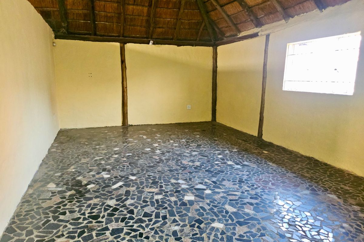 Spacious Thatch Home with Extensive Parking – Terenure, Kempton Park. - Photo 5