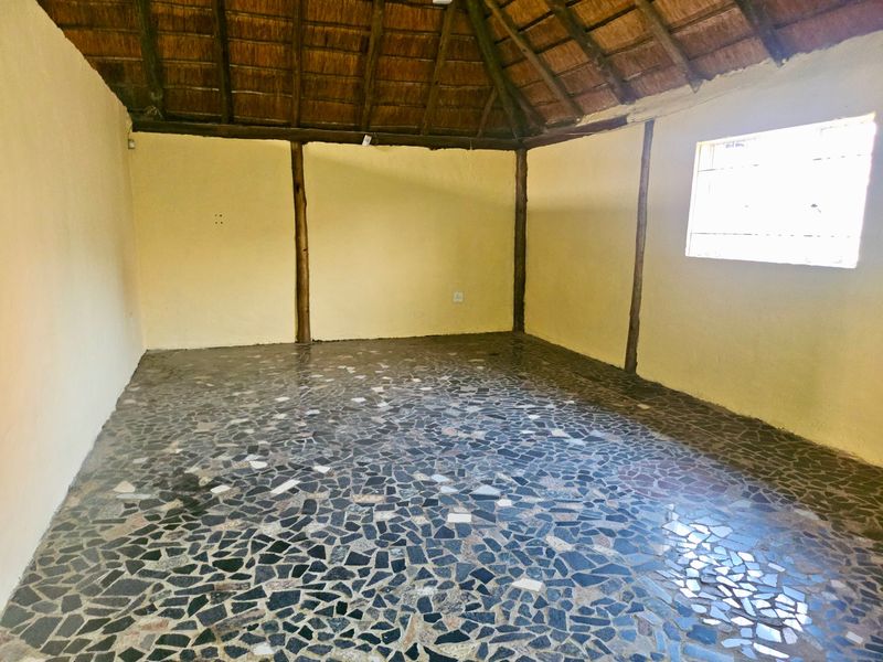 Spacious Thatch Home with Extensive Parking – Terenure, Kempton Park. - Photo 5