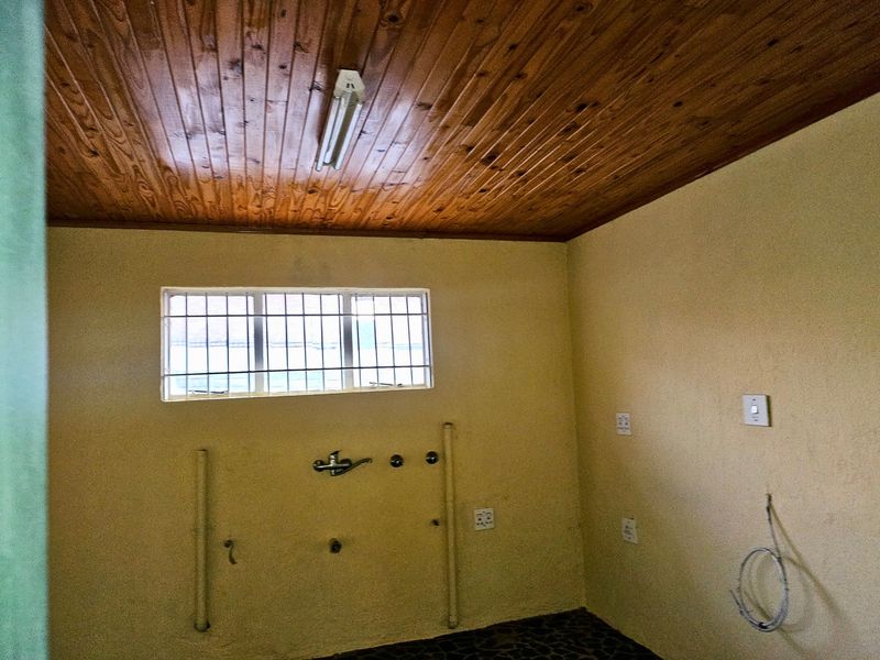 Spacious Thatch Home with Extensive Parking – Terenure, Kempton Park. - Photo 7