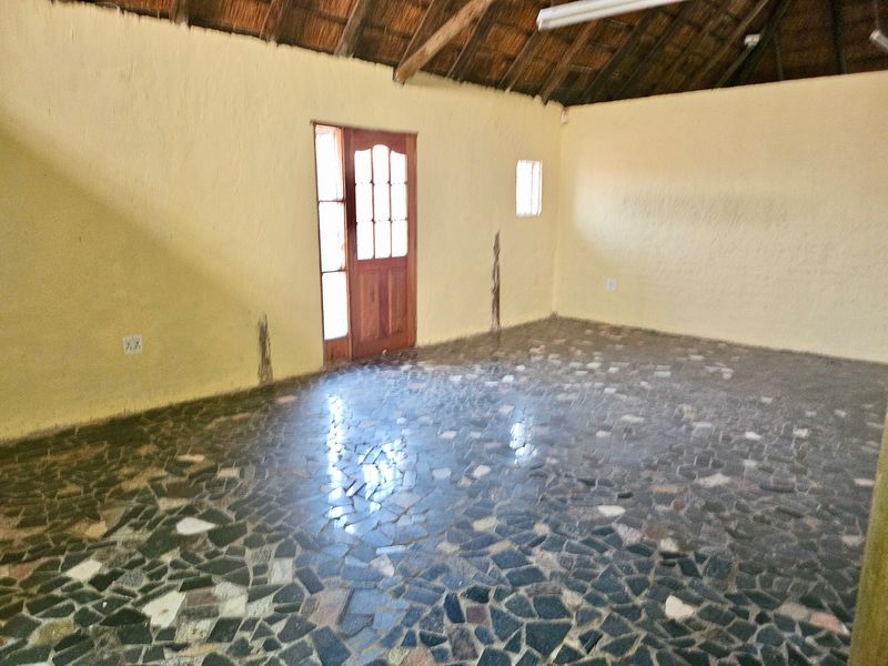 Spacious Thatch Home with Extensive Parking – Terenure, Kempton Park. - Photo 6