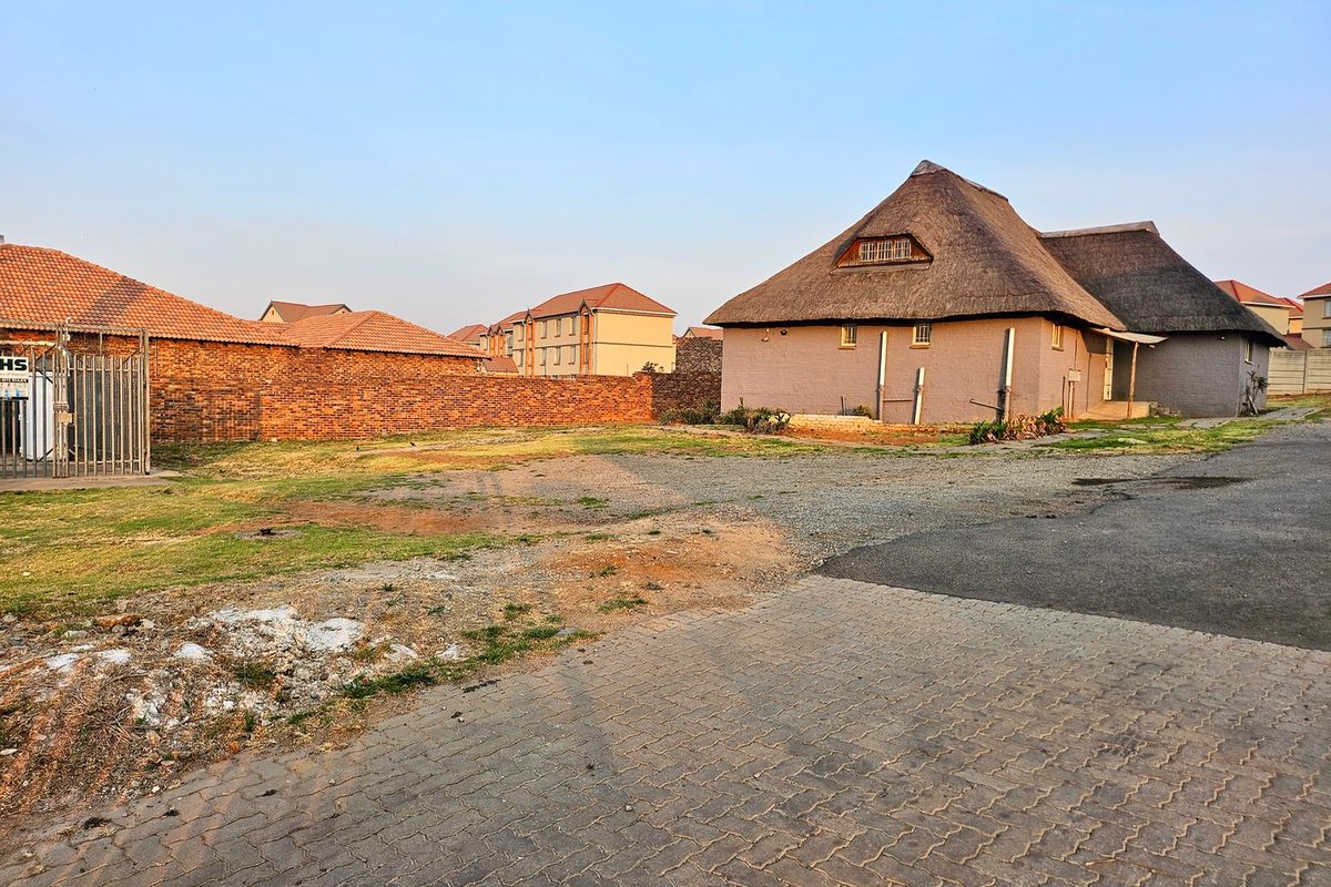 Spacious Thatch Home with Extensive Parking – Terenure, Kempton Park. - Photo 2