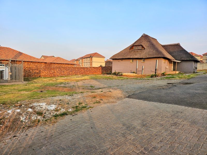 Spacious Thatch Home with Extensive Parking – Terenure, Kempton Park. - Photo 2
