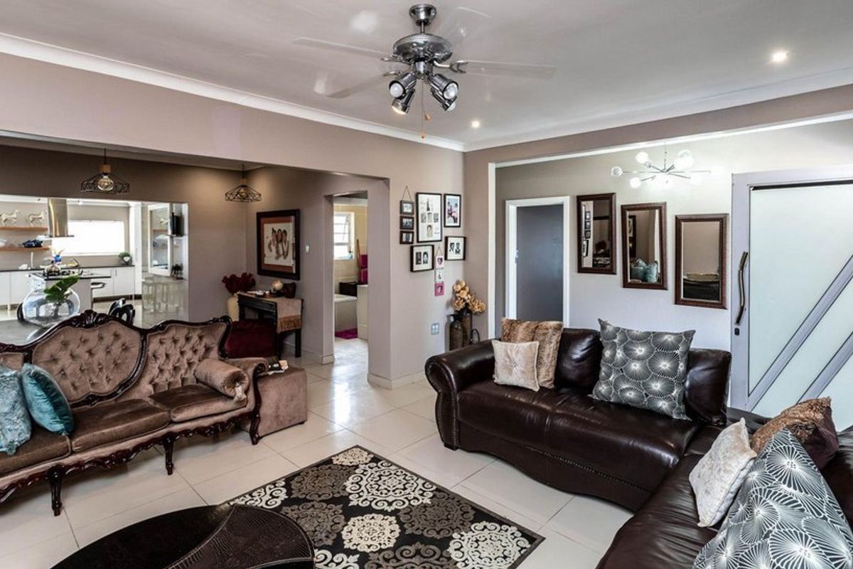 PPRA Registered: Abbotsford Gem: 4-Bed Home + 3-Bed Flat & Bachelor Unit! - Photo 3