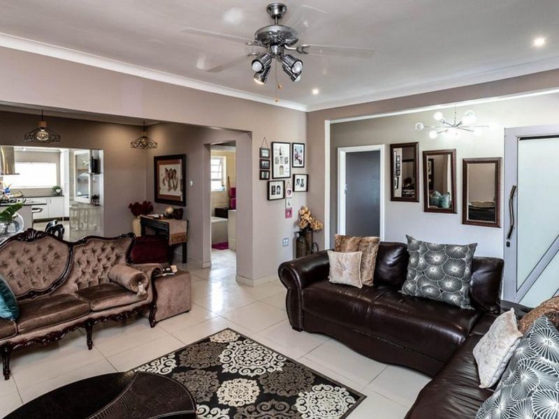 PPRA Registered: Abbotsford Gem: 4-Bed Home + 3-Bed Flat & Bachelor Unit! - Photo 3