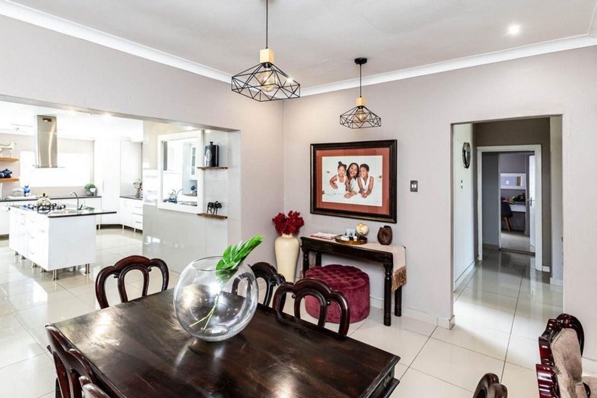 PPRA Registered: Abbotsford Gem: 4-Bed Home + 3-Bed Flat & Bachelor Unit! - Photo 5