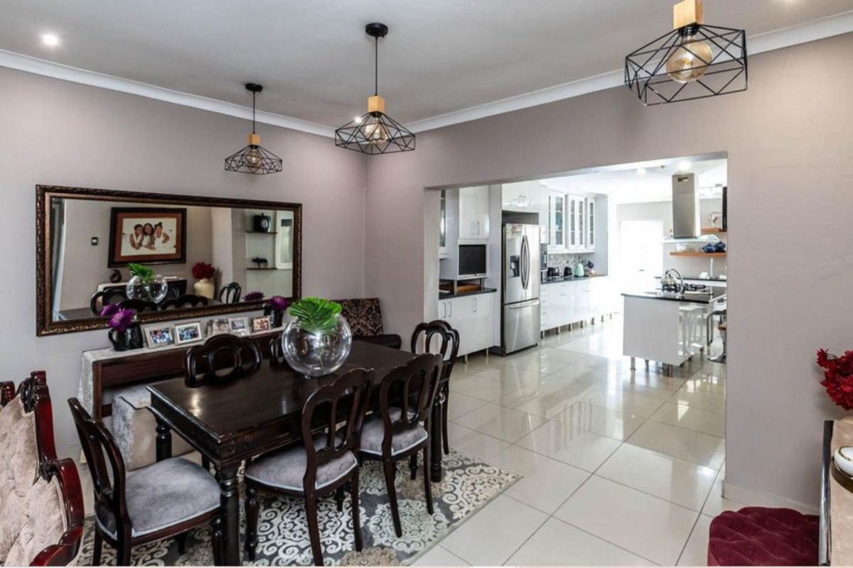 PPRA Registered: Abbotsford Gem: 4-Bed Home + 3-Bed Flat & Bachelor Unit! - Photo 4