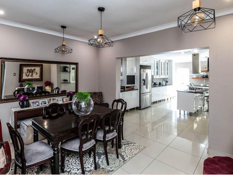 PPRA Registered: Abbotsford Gem: 4-Bed Home + 3-Bed Flat & Bachelor Unit! - Photo 4