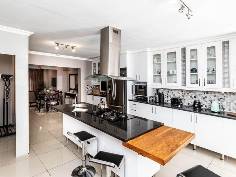 PPRA Registered: Abbotsford Gem: 4-Bed Home + 3-Bed Flat & Bachelor Unit! - Photo 10