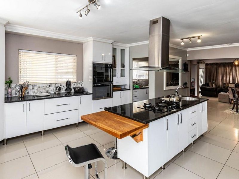 PPRA Registered: Abbotsford Gem: 4-Bed Home + 3-Bed Flat & Bachelor Unit! - Photo 9