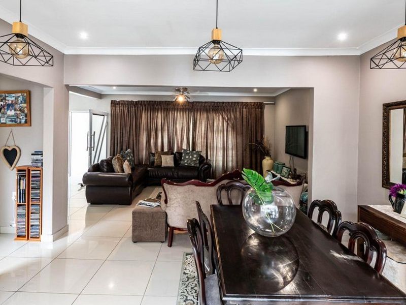 PPRA Registered: Abbotsford Gem: 4-Bed Home + 3-Bed Flat & Bachelor Unit! - Photo 8