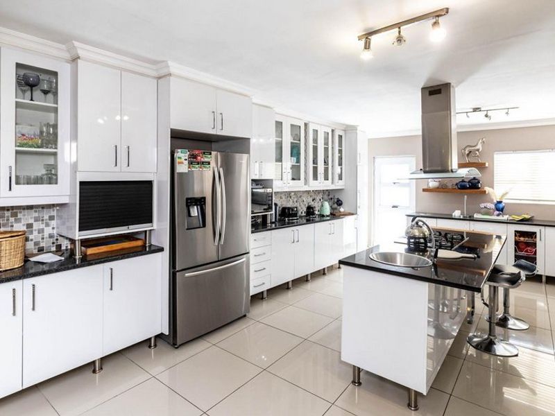 PPRA Registered: Abbotsford Gem: 4-Bed Home + 3-Bed Flat & Bachelor Unit! - Photo 6