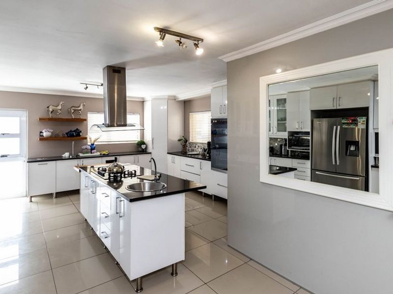 PPRA Registered: Abbotsford Gem: 4-Bed Home + 3-Bed Flat & Bachelor Unit! - Photo 7