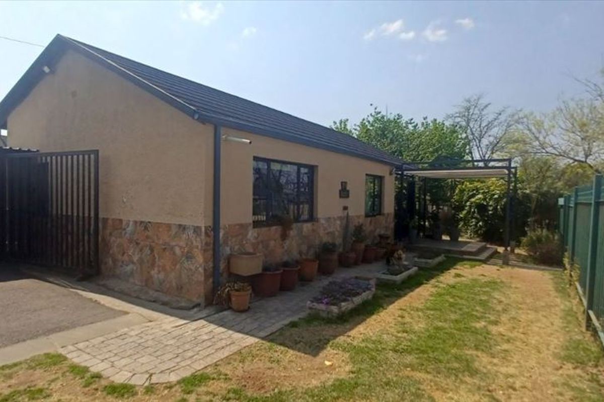 Neat and Functional Home with Ample Parking - Photo 3