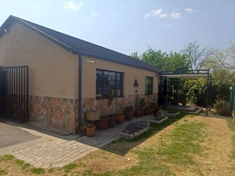 Neat and Functional Home with Ample Parking - Photo 3