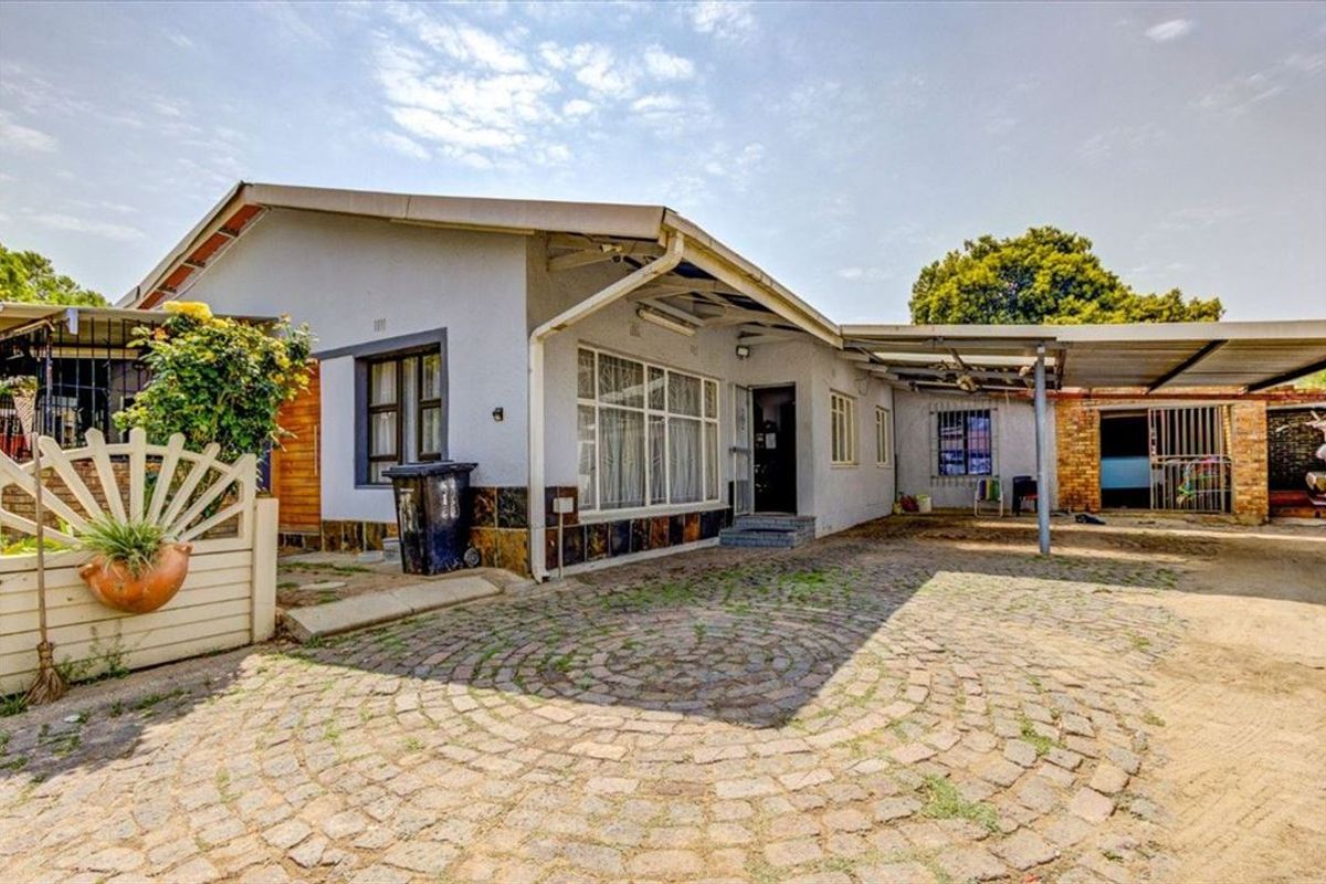 Versatile Home with Granny Flats and Ample Parking - Photo 3