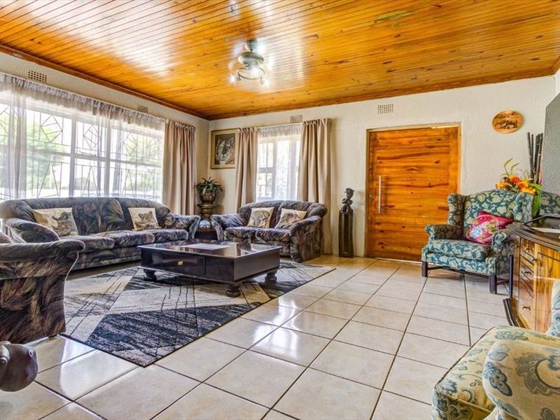 Versatile Home with Granny Flats and Ample Parking - Photo 2