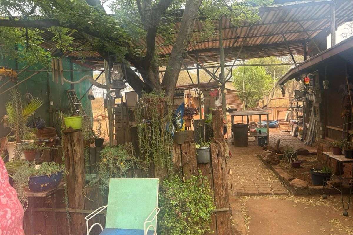 Beautiful 4 bedroom house with 2 flats and another dweling with a conical tatched roof on 1  plot for sale in Northam in the beautiful bushveld. - Photo 3