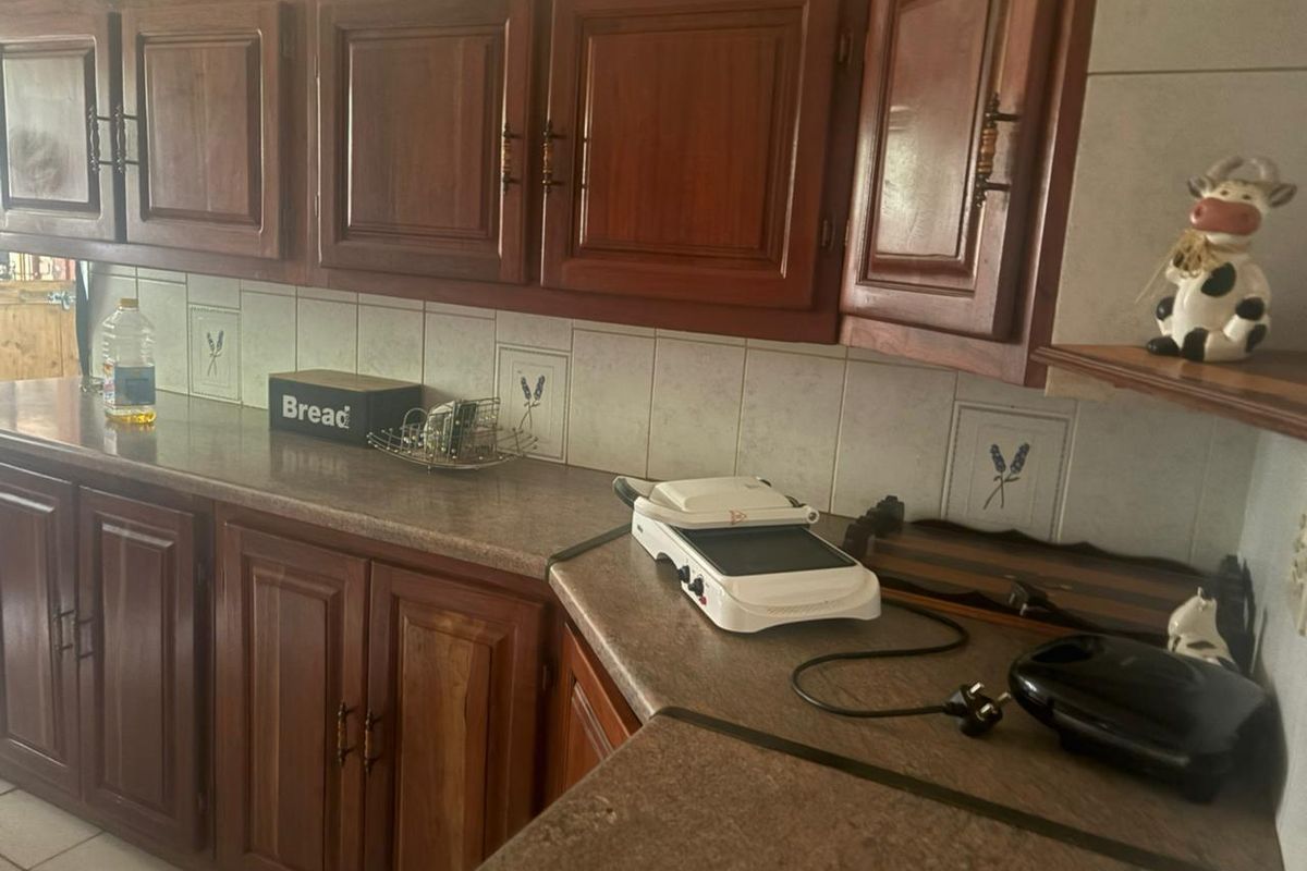 Beautiful 4 bedroom house with 2 flats and another dweling with a conical tatched roof on 1  plot for sale in Northam in the beautiful bushveld. - Photo 5