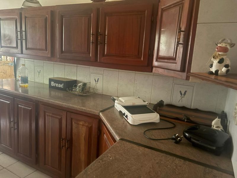 Beautiful 4 bedroom house with 2 flats and another dweling with a conical tatched roof on 1  plot for sale in Northam in the beautiful bushveld. - Photo 5