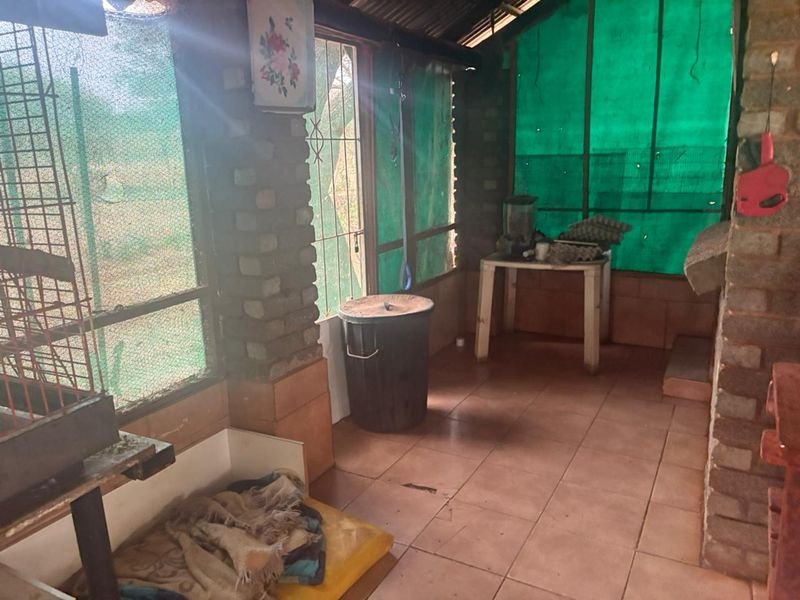 Beautiful 4 bedroom house with 2 flats and another dweling with a conical tatched roof on 1  plot for sale in Northam in the beautiful bushveld. - Photo 4