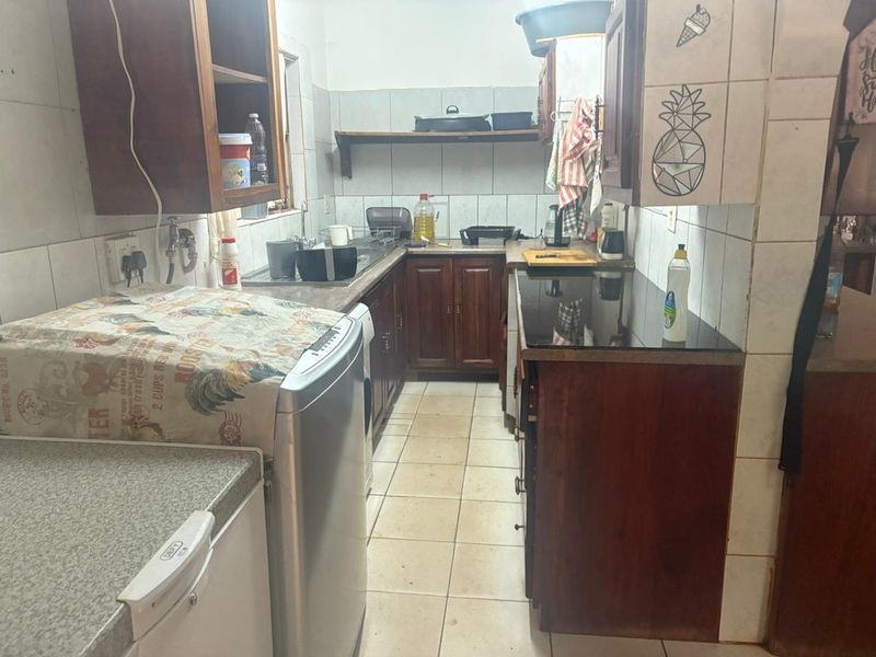 Beautiful 4 bedroom house with 2 flats and another dweling with a conical tatched roof on 1  plot for sale in Northam in the beautiful bushveld. - Photo 10