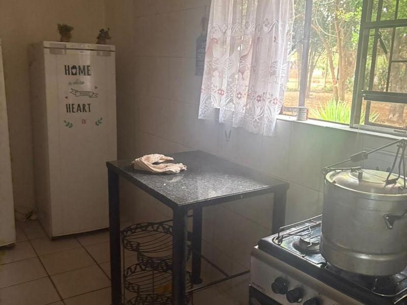 Beautiful 4 bedroom house with 2 flats and another dweling with a conical tatched roof on 1  plot for sale in Northam in the beautiful bushveld. - Photo 8