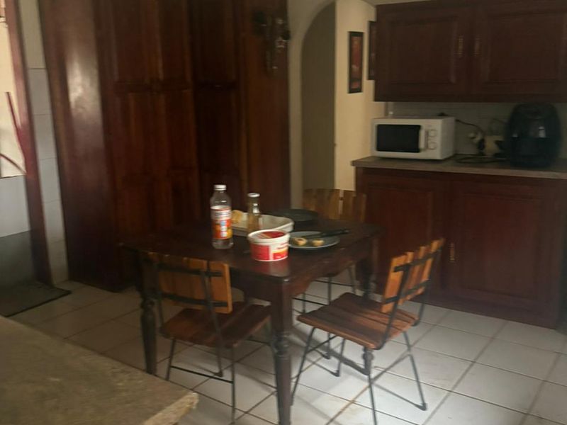 Beautiful 4 bedroom house with 2 flats and another dweling with a conical tatched roof on 1  plot for sale in Northam in the beautiful bushveld. - Photo 6