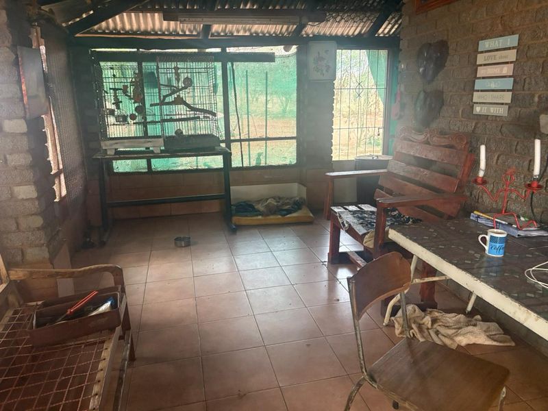 Beautiful 4 bedroom house with 2 flats and another dweling with a conical tatched roof on 1  plot for sale in Northam in the beautiful bushveld. - Photo 9