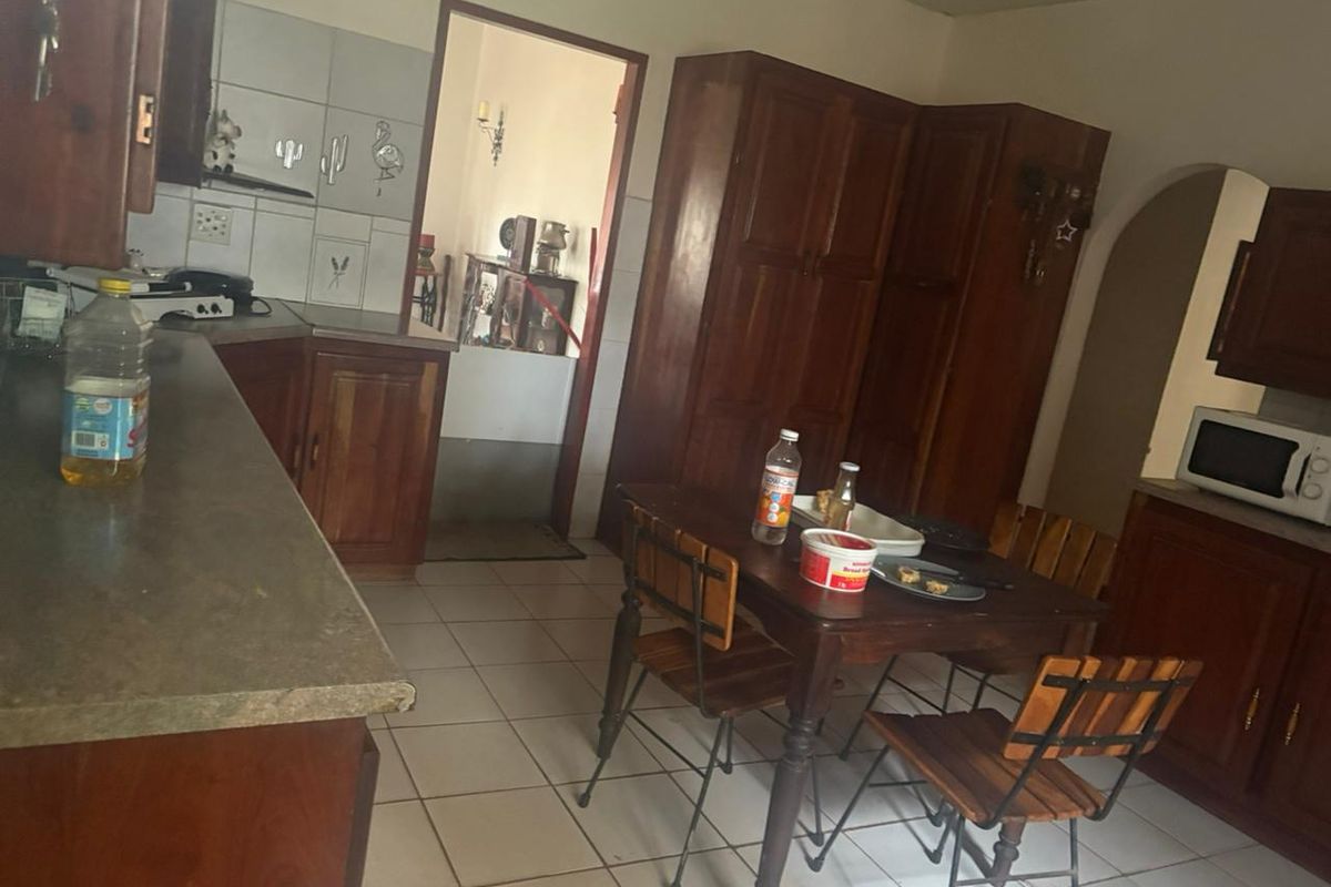 Beautiful 4 bedroom house with 2 flats and another dweling with a conical tatched roof on 1  plot for sale in Northam in the beautiful bushveld. - Photo 2